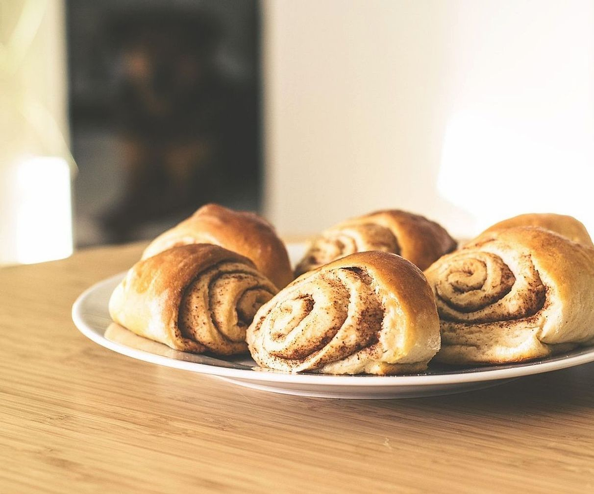 Vitrina llena de postres y pasteles recién horneados