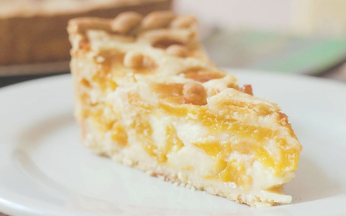 Un pan de canela cálido y esponjoso en un plato