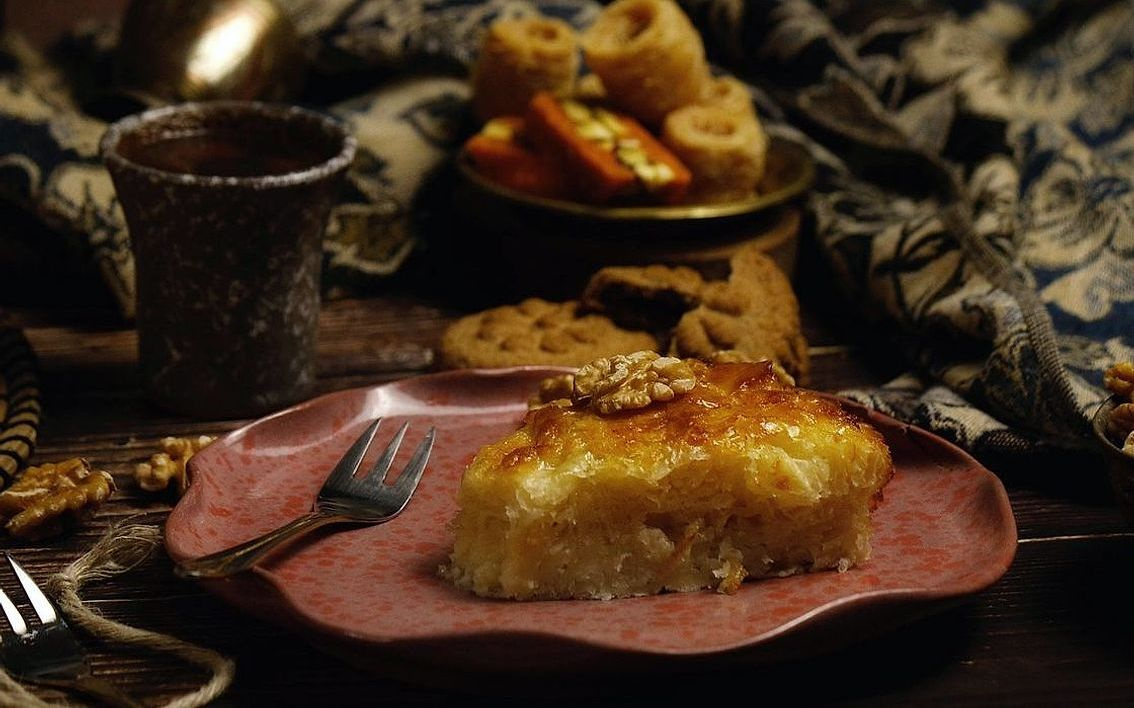 Una galleta de mantequilla recién horneada con azúcar cristalizado